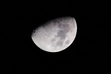 月 Mon= Moon